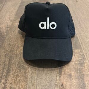 Alo District Trucker Hat in black/white